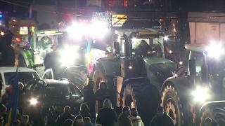 Guvernul anunţă că fermierii nu mai au motiv să rămână în stradă: statul va plati acciza la carburanţi. Oamenii spun că protestele vor continua