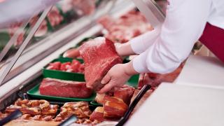 Negocieri pentru extinderea plafonării adaosului comercial. Ce alimente ar putea intra pe listă