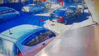 Accident teribil în Craiova. O maşină intră cu viteză într-un vehicul parcat şi se răstoarnă în mijlocul străzii. Şoferul a scăpat cu câteva zgărieturi