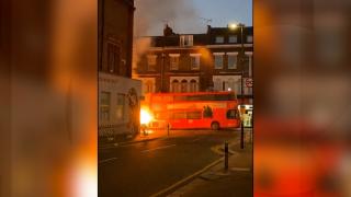 Două autobuze electrice au luat foc din senin pe o stradă din Londra. Sute de vehicule au fost retrase din circulaţie