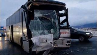 Două autobuze cu muncitori, accident la o trecere de cale ferată de lângă comuna Cristian. Şase persoane au ajuns la spital, în Braşov