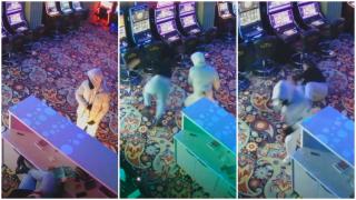 Momentul în care un tânăr cu cagulă și spray lacrimogen jefuiește o sală de păcănele, în Iași. Angajata, curajoasă, s-a luptat parte în parte