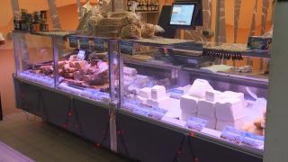 Prelungirea plafonării la alimentele de bază, respinsă de retaileri. Marile magazine vin cu varianta lor de a interveni la preţuri