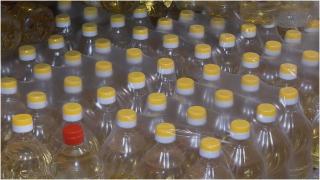 Cu cât se vinde acum un litru de ulei în magazine. România are cel mai mic preț la uleiul de floarea-soarelui din ultimii doi ani