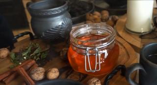 Remedii naturiste în sezonul rece. Cum ne ajută usturoiul, ceapa sau ţuica fiartă: "Au proprietăţi antivirale, antifungice şi antibacteriene"