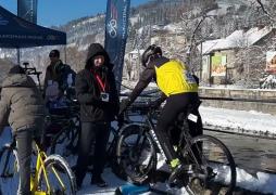Cu bicicleta prin nămeţi. 200 de sportivi, din 6 ţări, se întrec în două competiţii inedite la Vatra Dornei
