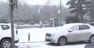 Ninsorile şi viscolul au pus stăpânire pe toată ţara. La Cluj, utilajele de deszăpezire au derapat şi au ajuns în şanţ. Carambol cu 4 maşini în Suceava