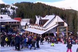 Pârtia ideală pentru schi, acaparată de turişti în plin sezon. Nici rafalele de vânt de 70 km/oră nu stau în calea distracţiei