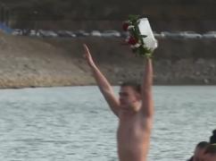 Boboteaza, sărbătorită de creştinii ortodocşi pe rit vechi. Ruşii au celebrat cum ştiu ei mai bine: cu o baie la copcă