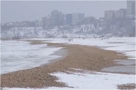 Competiţie inedită la sub 0 grade, la malul mării. Ce premiu câştigă cel care rezistă cel mai mult sub apa rece ca gheaţa