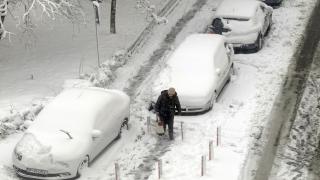 "Nu veniţi că e rău!" Cel mai puternic episod de iarnă autentică a blocat drumurile şi a adus schimbări dramatice de temperatură. Ce ne aşteaptă după ninsori