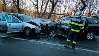 Greşeala unui şofer de 28 de ani a băgat doi copii în spital, în Sibiu. Două maşini s-au lovit frontal pe DN 14