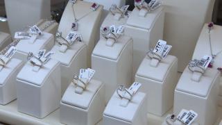 Români păcăliţi pe faţă, cu bijuterii din aur. Cât valorează de fapt: la amanet, calculele sunt mereu în defavoarea clienţilor