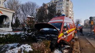 Trei paramedici, în stare gravă, după ce ambulanţa a fost lovită în trafic, în Constanţa. Autospeciala, proiectată în gardul bisericii