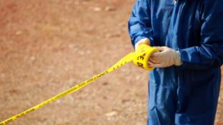 Bătrân din Satu Mare, pe jumătate dezbrăcat, găsit mort în curtea casei. Se ia în calcul tâlhăria urmată de crimă