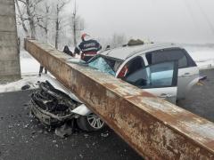 Un limitator de înălţime din Olt, lovit de un camion, a căzut peste o maşină. O femeie a murit, doi bărbaţi au fost duşi la spital