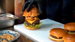 Cum să prepari cel mai ieftin burger, de 11 lei