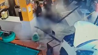 Momentul în care un Jeep Renegade spulberă o cafenea din Torino. Acul kilometrajului, blocat la 115 km/oră