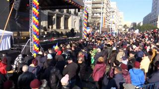 Defilare specială oferită de militarii din Iaşi la 165 de ani de la Mica Unire. Surpriza pregătită sutelor de oameni veniţi în Piaţa Unirii