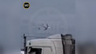 Momentul în care un motor al avionului rusesc Il-76 se desprinde şi cade înainte de prăbuşire. Dovezile arată că a fost doborât. VIDEO