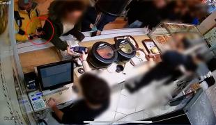 Momentul în care un curier Glovo fură telefonul din buzunarul unei femei, într-un mall din Capitală. Jaful a durat câteva secunde