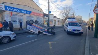 Accident grav într-o intersecţie din Constanţa, un bărbat a fost grav rănit. Şoferul vinovat a fugit de la faţa locului