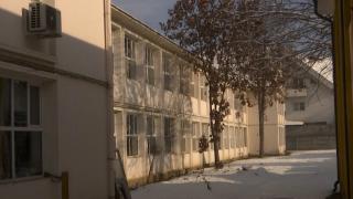 O elevă de 17 ani a căzut în gol de la 5 metri, după ce a vrut să coboare pe o sfoară din şireturi pe geamul internatului, în Neamţ