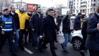 Protestatarii AUR au blocat traficul din Capitală. Şi-au strigat nemulţumirile în faţa ASF, apoi au pornit, cu George Simion în frunte, spre Guvern
