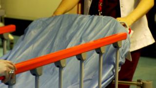 Bărbat găsit aproape în comă alcoolică, la cel mai mare spital de psihiatrie din ţară. Doi angajaţi dau vina pe un pacient externat recent