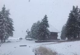 Viscolul şi vântul puternic au alungat turiştii de la munte. Instalaţiile de transport pe cablu, oprite în mai multe staţiuni