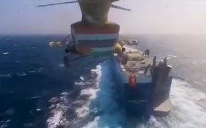 Petrolier cuprins de flăcări în Golful Aden din Marea Roşie, după un atac cu rachete al rebelilor Houthi