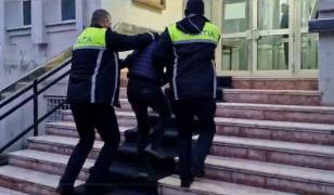 Filmul atacului sălbatic din Brăila, unde o bătrână a fost bătută crunt în curtea casei de doi copii de 13 şi 15 ani. Cel mai mare dintre ei a fost arestat la domiciliu 