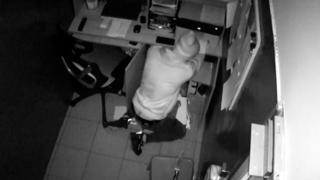 Planul de răzbunare al srilankezului care a fost dat afară de la un fast-food din Capitală. Poliţiştii l-au prins înainte de a ieşi din ţară