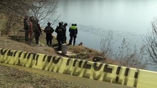 Arma furată din casa fostului ofiţer SRI, găsită după aproape o lună. Unul din hoţi le-a spus poliţiştilor unde trebuie să caute