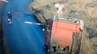 De neoprit. Momentul în care un motociclist spulberă în viteză bariera unei treceri de cale ferată din Galaţi şi îşi vede de drum