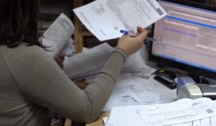 Mii de funcţionari publici din peste 800 de localităţi din ţară îşi suspendă activitatea şi cer salarii mai mari. Ameninţă cu greva generală