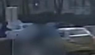 Momentul în care o mamă cu doi copilaşi, unul de 8 luni şi altul de 6 ani, sunt izbiţi pe trecere de un şofer grăbit, în Buzău