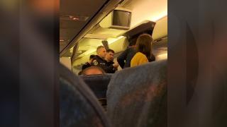 Momentul în care un diplomat celebru îi fură unei femei ceasul pe aeroportul din Otopeni. Poliţiştii s-au urcat după el în avion