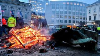Scene de război urban, în faţa Parlamentul European. Peste 1.000 de fermieri au luat cu asalt Bruxelles-ul: jandarmii au răspuns cu gaze şi tunuri cu apă