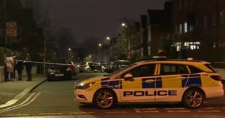 O mamă şi doi copii, în chinuri groaznice, după ce un individ i-a stropit cu acid, în UK. Şi trei poliţişti au fost răniţi în atac