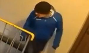 Hoţ cu tupeu, filmat pe camere într-un bloc din Baia Mare. A fost selectiv cu prada furată