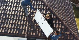 Cât scade factura la curent pentru o casă şi o maşină electrică cu un consum de 441 kW, dacă îţi instalezi panouri fotovoltaice