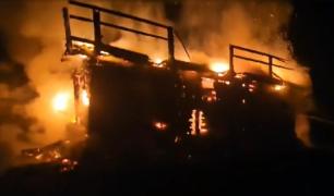 Cabană din lemn, făcută scrum de un incendiu violent. Pompierii s-au luptat 3 ore cu flăcările