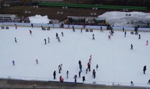 Patinoarul din Suceava, plin de turişti. Cât costă o jumătate de oră de distracţie pe patine