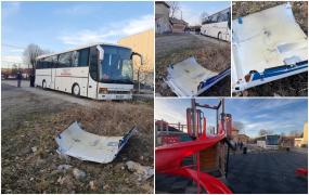 O bucată dintr-un avion s-a desprins în zbor şi a căzut lângă un loc de joacă din Mureş