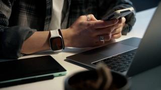 Nouă metodă de înşelăciune pe internet. "Secretul" investiţiilor care te lasă fără bani în cont