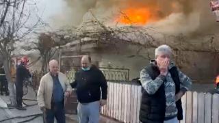 Incendiu puternic pe o stradă din Medgidia. Două anexe ale unei case s-au făcut scrum, flăcările s-au aprins din senin