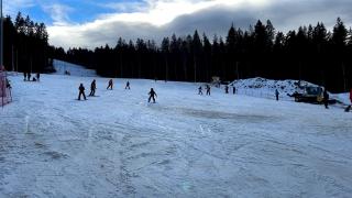 Sezonul de schi, aproape compromis. Zăpada s-a topit, hotelierii s-au trezit cu rezervările anulate. Ce pârtii din ţară sunt închise