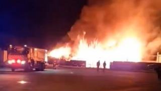 O hală din Lugoj s-a aprins din senin şi a ars complet. Flăcările, observate de la zeci de metri distanţă