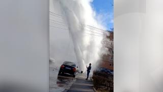 "Am văzut o arteziană cât blocul care a ţâşnit din pământ". O stradă din Craiova, inundată după ce o conductă a crăpat. Coloana s-a ridicat la câţiva metri înălţime